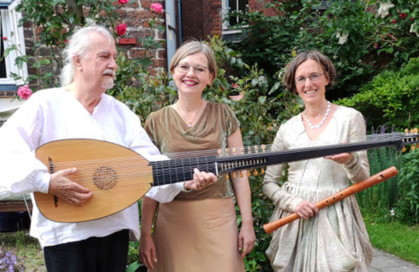 
Das Ensemble Trio Cortili tritt im Schulgarten auf. Foto: Veranstalter