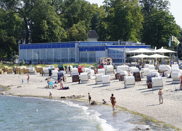 Das Niendorfer Schwimmbad befindet sich in unmittelbarer Strandnähe. Aufgrund eines technischen Defektes muss es zurzeit schließen. Foto: Helge Normann