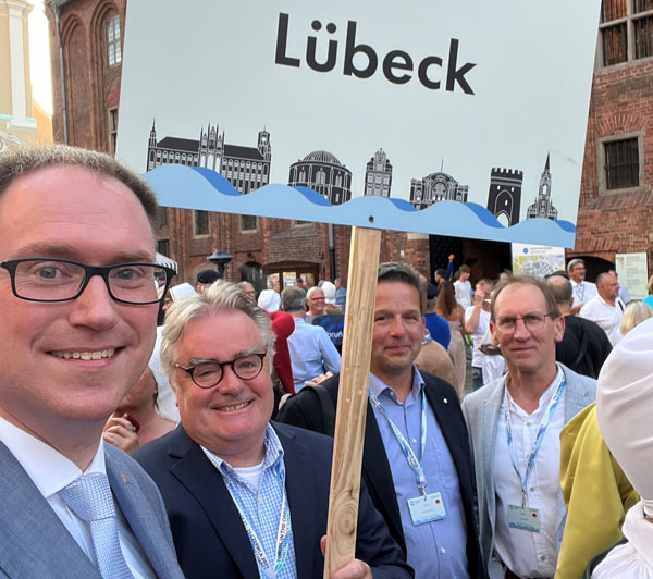 Hanse-Vormann Jan Lindenau (links) und seine Delegation sind für Lübeck bei den Feierlichkeiten in Polen dabei. Fotos: HL, O-Ton: Harald Denckmann