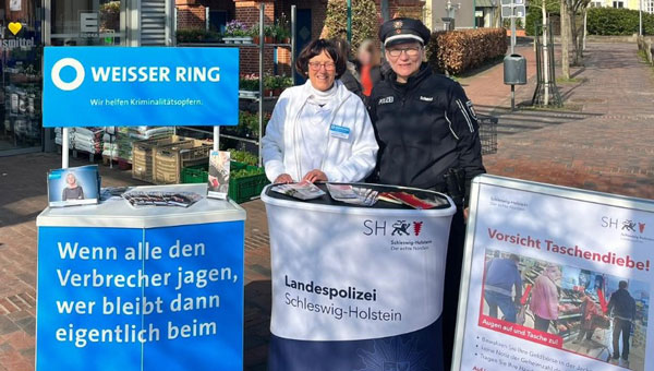 Präventionsbeauftragte Ahlering (Weisser Ring e.V.) und Polizeihauptkommissarin Heike Schmidt von der Präventionsstelle der Polizeidirektion Lübeck informieren über Taschendiebstähle. Foto: Polizei