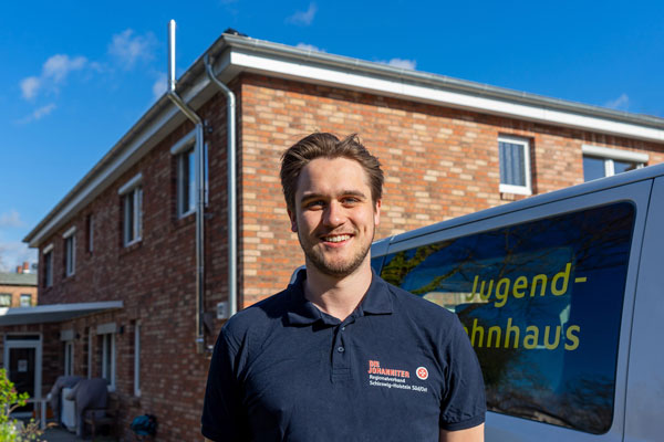 „Wie eine große Familie“: Ruben Gerstenberger gibt einen Einblick in seine Arbeit als Mitarbeiter in der stationären Jugendhilfe. Foto: Johanniter-Unfall-Hilfe e.V.