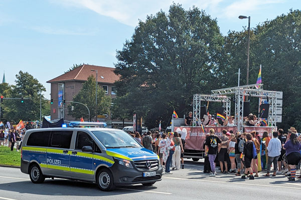 Die Polizei verzeichnete am vergangenen Wochenende ein erhöhtes Einsatzaufkommen, was neben zahlreichen Veranstaltungen (hier der CSD in Lübeck) auch auf die sommerlichen Temperaturen zurückzuführen sein dürfte. Foto: HN