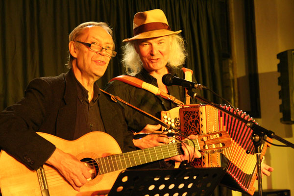 Achim Amme (Gitarre) und Ulrich Kodjo Wendt (Akkordeon). Foto: Burkhard Battran/Veranstalter