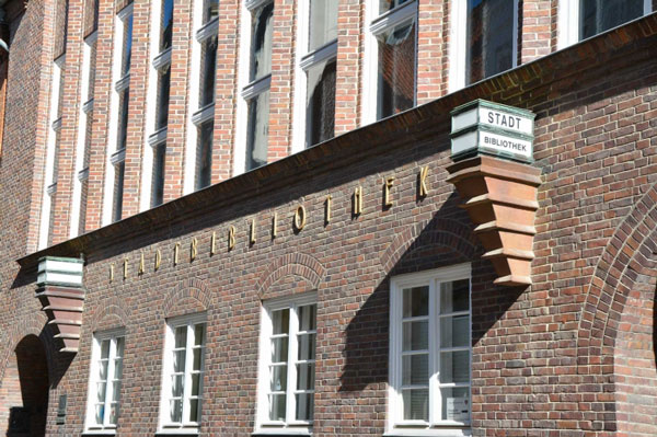 Die Kinder- und Jugendbibliothek, Hundestraße 5-17, lädt im Oktober 2023 zu zwei Veranstaltungen ein. Foto: HL