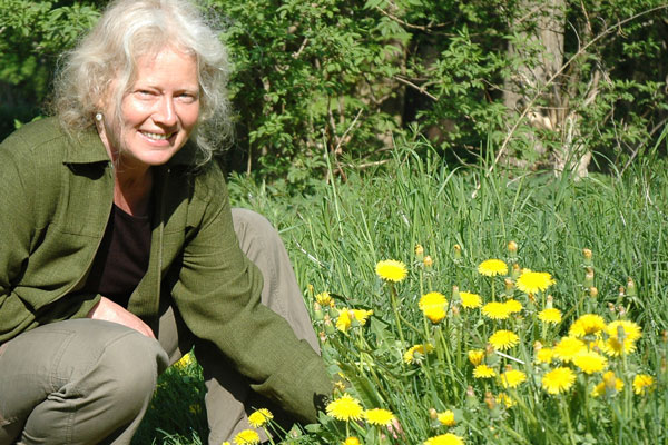 Iris Bein, zertifizierte Natur- und Landschaftsführerin und Kräuterexpertin, spricht über das genaue Hinschauen in der Natur. Foto: Archiv/HN