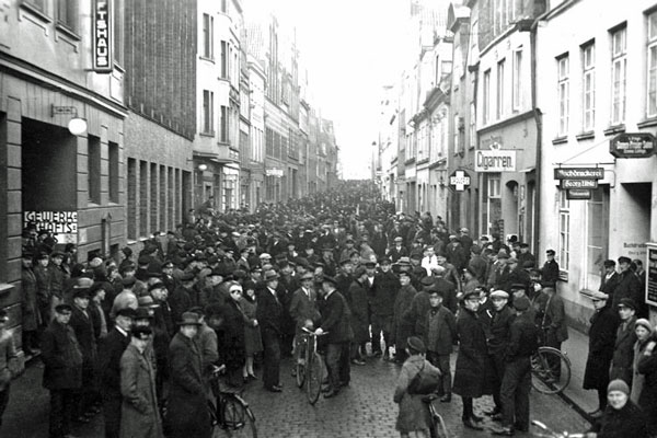 Versammlung vor dem Gewerkschaftshaus in der Johannesstraße in Lübeck, Januar 1933. Foto: Julius und Annedore Leber Archiv