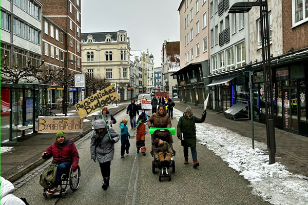 Am „Internationalen Tag der Menschen mit Behinderungen“ gab es in Lübeck eine Demonstration für Selbstbestimmung und Chancengleichheit. Fotos: Veranstalter