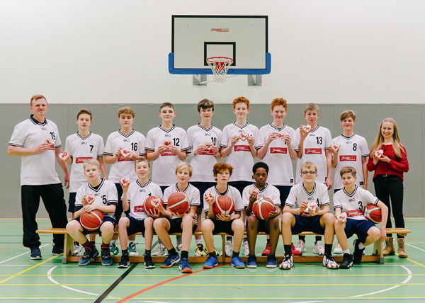 Die U14 des TuS Lübeck freut sich über die neuen Basketballtrikots, die von Junge gesponsert wurden. Foto: Junge Die Bäckerei