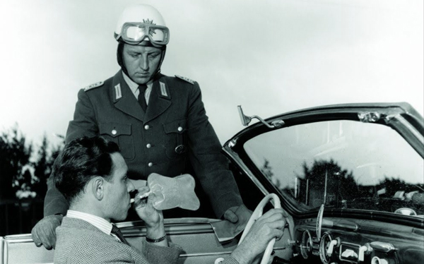 1953 mussten Autofahrer für die Abgabe einer Atemprobe noch in ein Prüfröhrchen mit Volumenbeutel pusten. Fotos: Drägerwerk AG und Co. KGaA