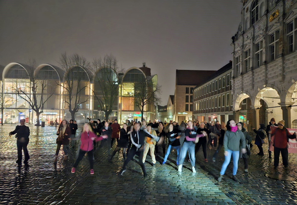 Etwa 100 Interessierte tanzten mit oder verfolgten trotz Lübecker Februarwetter mitgerissen die Aktion. Foto: Veranstalter