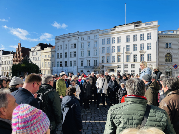Ein Foto aus 2023: Petra Ulrich begrüßt die Gäste, die die Altstadt zugunsten der Sieben Türme erkunden wollen. Foto: Steffi Niemann