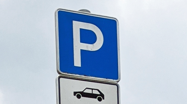 Im Falle von neuen Parkplätzen wollen Linke und GAL gleichzeitig den Rückbau von Parkplätzen in eng besiedelten Wohngebieten. Symbolbild: HN