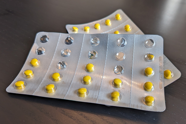 Die zusätzliche Einnahme von Vitamin-D-Präparaten kann helfen und sollte aber unbedingt vorab ärztlich abgeklärt werden. Foto: HN