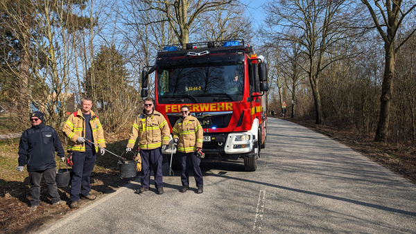 Zahlreiche Institutionen, darunter auch die Feuerwehr (hier die FF Ivendorf), beteiligen sich Jahr für Jahr am Frühjahrs-Müllsammeln. Fotos: Helge Normann