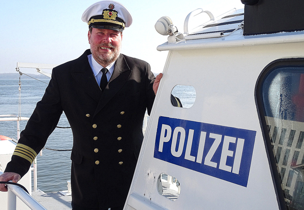 Lübecks Revierleiter Christian Langbehn berichtet in der Schiffergesellschaft über die vielfältigen Aufgaben der Wasserschutzpolizei. Foto: POL-HL