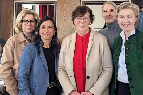 Die schleswig-holsteinische Ministerin für Inneres, Kommunales, Wohnen und Sport, Dr. Sabine Sütterlin-Waack (Mitte) war bei der Frauen Union Lübeck zu Gast. Foto: Frauenunion
