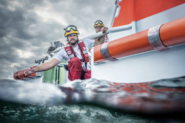 Der Rotary-Förderpreis geht an Seenotretter Axel Mussehl, hier an der Bergungspforte des Travemünder Seenotrettungsbootes „Erich Koschubs“ der Deutschen Gesellschaft zur Rettung Schiffbrüchiger (DGzRS). Foto: Die Seenotretter - DGzRS
