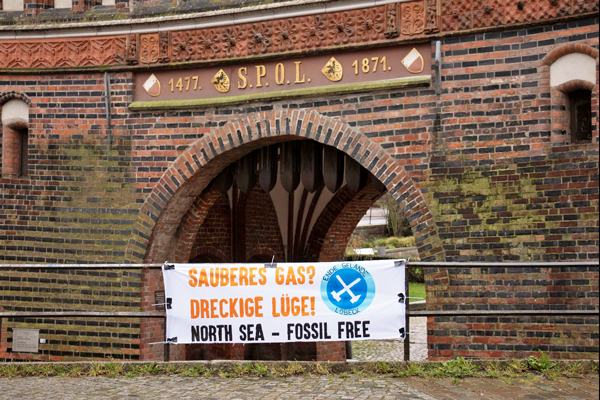 Banner mit der Aufschrift „Sauberes Gas? Dreckige Lüge!“ wurden am Sonntagmorgen vor Lübecks Wahrzeichen, dem Holstentor, angebracht. Fotos: Ende Glände