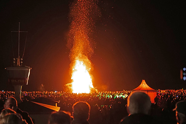 Acht Fuhren Holz gingen beim großen Travemünder Osterfeuer am Samstagabend in Flammen auf. Zur Freude von tausenden von Besuchern. Fotos: Karl Erhard Vögele