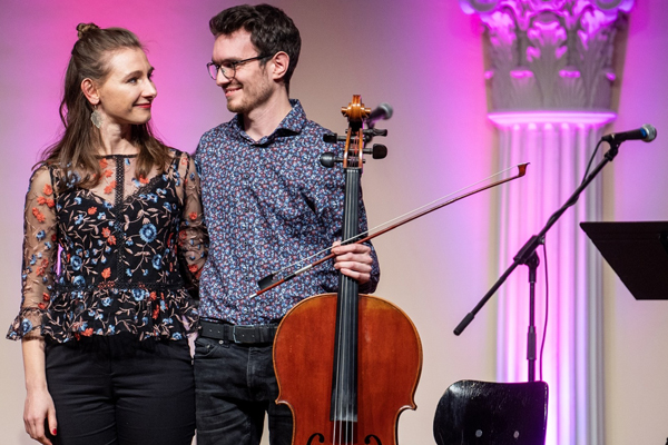 In den abwechslungsreichen Arrangements lassen die Singer-Songwriterin Sarah Sieprath und der Cellist Benjamin Seeck ihrer Kreativität freien Lauf. Foto: Maximilian Busch
