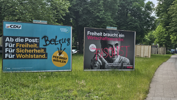 Großplakate seien parteiübergreifend fast flächendeckend in der Stadt mit 
teils unflätigen Parolen und sonstigen Schmierereien versehen, kritisiert die Lübecker CDU. Foto: CDU 
