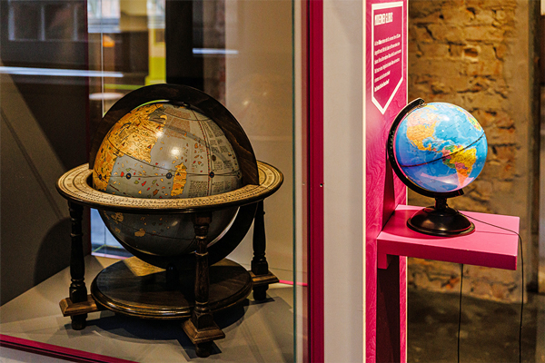 Globen in unserer Sonderausstellung »Von hier nach dort – unterwegs mit Kompass und Navi!« Foto: Lena Morgenstern