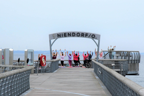 Wer auf der Niendorfer Seebrücke Yoga machen möchte, kann das ab dem 03. Juni unter fachkundiger Anleitung tun. Foto: TSNT