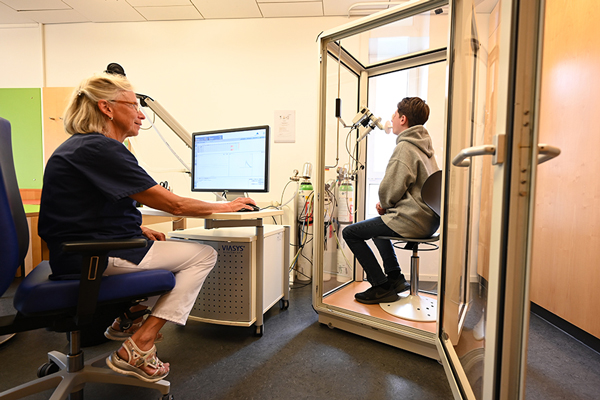 Lungenfunktionstest in der Fachklinik Satteldüne auf Amrum. Foto: DRV Nord/Julian Uebe