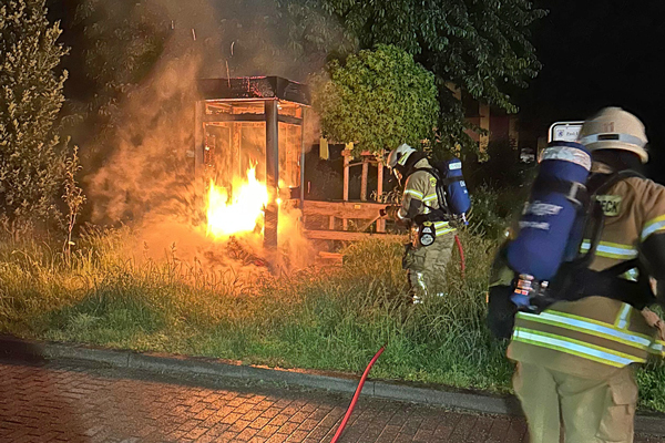 Der Bücherschrank, ein beliebter Treffpunkt im Ort, ist komplett ausgebrannt. Fotos: Feuerwehr Krummesse