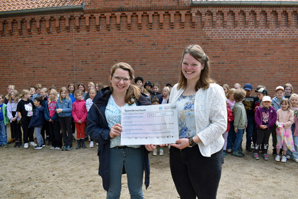 Die stellvertretende Schulleiterin Judith Hamann (links) überreichte Rahel von Marschall einen symbolischen Scheck über 1400 Euro. Foto: Gemeindediakonie Lübeck