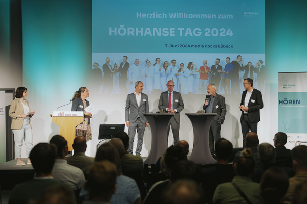 Unter dem Titel „Qualität des Hörens“ tauschten sich am 07. Juni 2024 mehr als 100 Fachleute und Interessierte beim ersten Hör-Hanse-Tag in den Lübecker Media Docks aus. Foto: John Garve / Hör-Hanse