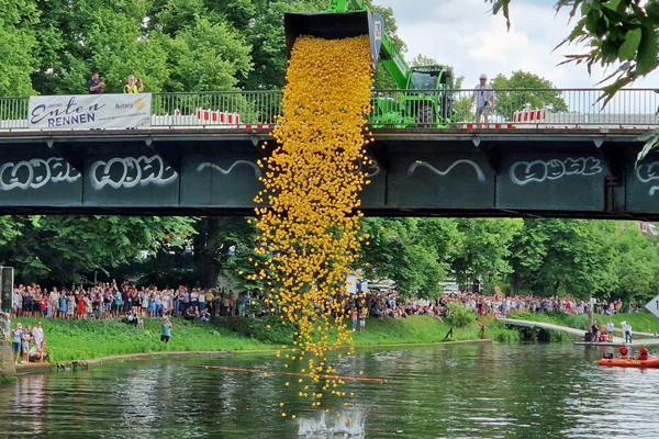 Wer dabei sein möchte, sollte sich rechtzeitig eine Renn-Ente sichern. Am 29. Juni startet das Spektakel zum 7. Mal in Lübeck. Fotos: Veranstalter