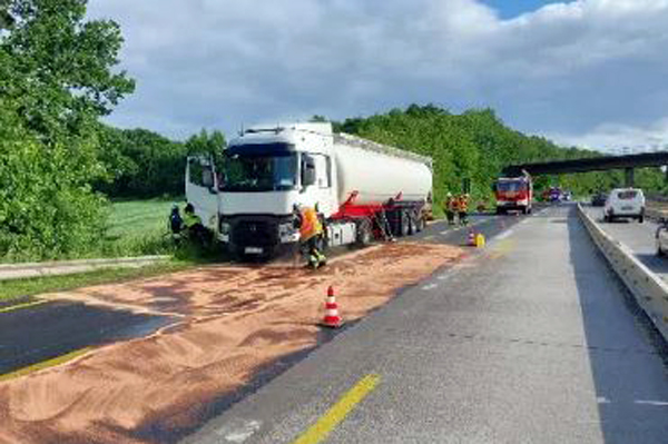 Am frühen Dienstagabend (11.06.2024) hat eine Sattelzugmaschine auf der Autobahn 1 bei Ratekau mehrere 100 Liter Hydrauliköl verloren. Foto: Polizei