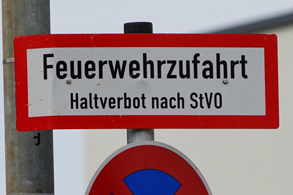 Für die Feuerwehrzufahrt der Albert-Schweitzer-Schule werden zusätzliche Halteverbote eingerichtet. Symbolbild: HN