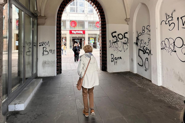 „Irgendwie scheint unser Anliegen, unsere Stadt vor Vandalismus und Schmierereien zu bewahren, dem Bürgermeister nicht so wichtig zu sein“, kritisiert Barbara Steffen von der CDU das Stadtbild. Fotos: CDU