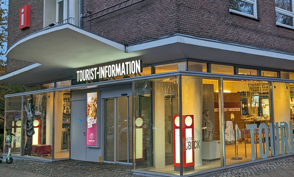Die LTM betreibt unter anderem die Tourist-Infos in Lübeck und Travemünde. Die Mitarbeiter können sich jetzt über einen Inflationsausglich in Höhe von je 3.000 Euro freuen. Foto: Archiv/HN