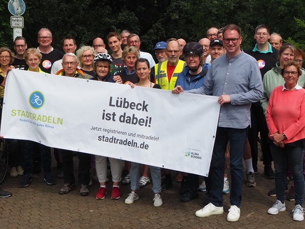 Eingeläutet wurde die Auftakttour von Bürgermeister Jan Lindenau vor dem Verwaltungszentrum Mühlentor. Foto: HL