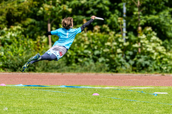 Am Samstag, 15.06.2024, wurden auf dem Naturrasenplatz bei der Burgfeldhalle erfolgreich die Junioren Ultimate Frisbee Qualifikationen in den Altersklassen U14 und U17 abgehalten. Foto: Daniel Tomann-Eickhoff