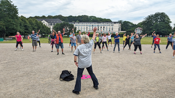 Das gut besuchte Angebot „Rückenfit“ in Travemünde ist eines von vielen „Sport im Park“-Angeboten in den Lübecker Stadtteilen. Fotos: Helge Normann