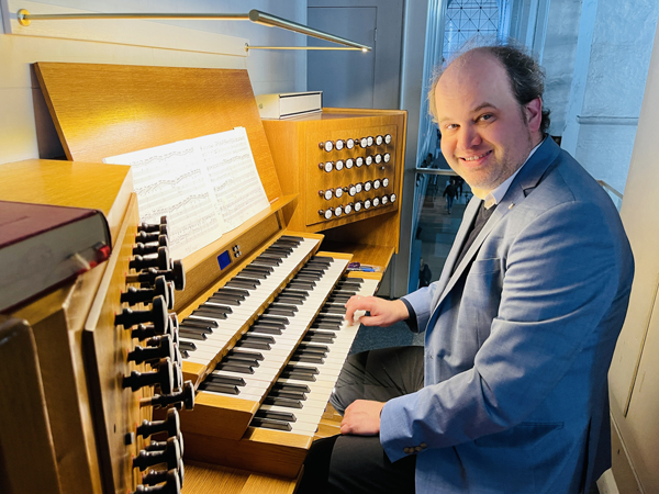 Kirchenmusiker Johannes Unger an der Marcussen-Orgel im Dom zu Lübeck. Fotos: Steffi Niemann