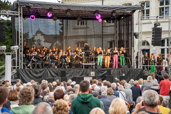 Die Musikhochschule Lübeck gibt am 10. Juli 2024 um 20:00 Uhr ein Konzert auf dem Timmendorfer Platz. Foto: T. Vollbrecht