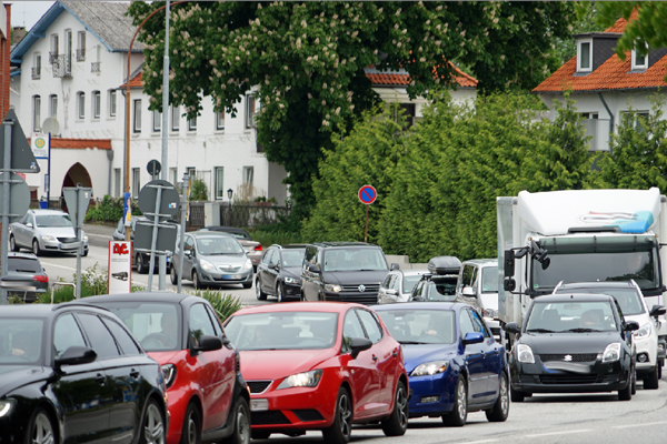 „Beim Autofahren findet man gelegentlich einen Anlass, sich über die Mitmenschen aufzuregen. Doch Ärger bringt nichts – außer einer erhöhten Unfallgefahr“, sagt Nico Kleefeldt vom Lübecker TÜV. Foto: Archiv/HN