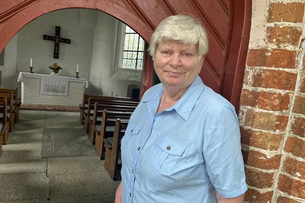 Hannelore Verwiebe vor der Wegekapelle in Klein Grönau. Seit ein paar Jahren gehört sie hier fest ins Team der Laienprediger. Foto: Annkathrin Bornholdt