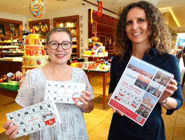 Pröpstin Petra Kallies und Niederegger-Geschäftsführerin Theresa Mehrens-Strait freuen sich über die gelungene Ausführung des Produktes. Fotos: Harald Denckmann