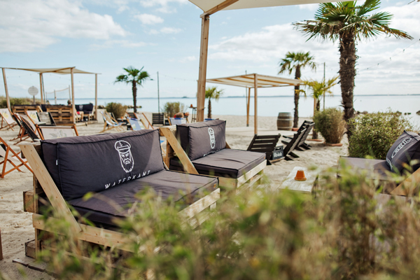 Sechs schöne Strandbars und Beachlounges zählt die Tourismus-Agentur Lübecker Bucht (TALB) in der Lübecker Bucht zwischen Scharbeutz im Süden und Rettin im Norden der Bucht auf. Fotos: www.luebecker-bucht-ostsee.de