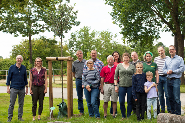 Mitglieder des Beirats mit der Bürgermeisterin, Mitglieder des Dorfvorstandes und Vertretern der Gärtnerei Hinze vor dem Baum des Jahres. Foto: Gemeinde Stockelsdorf