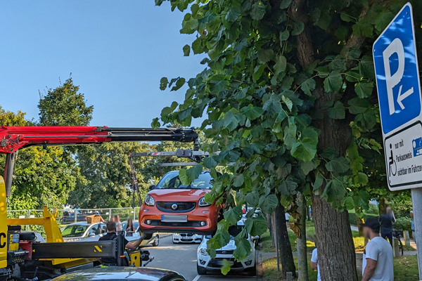 Sisyphusarbeit: Ist ein Fahrzeug abgeschleppt, freut sich sofort der nächste über die „Lücke“, hier auf einem Behinderten-Platz in der vollgeparkten Kaiserallee. Fotos: Helge Normann