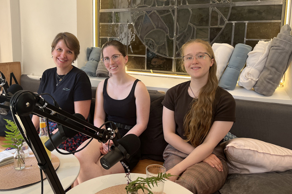 Nele Wiemer (Mitte) und Rebecca Lekebusch (rechts) mit Kirchenkreis-Redakteurin Annkathrin Bornholdt bei der Podcast-Aufzeichnung. Foto: Tim Karweick