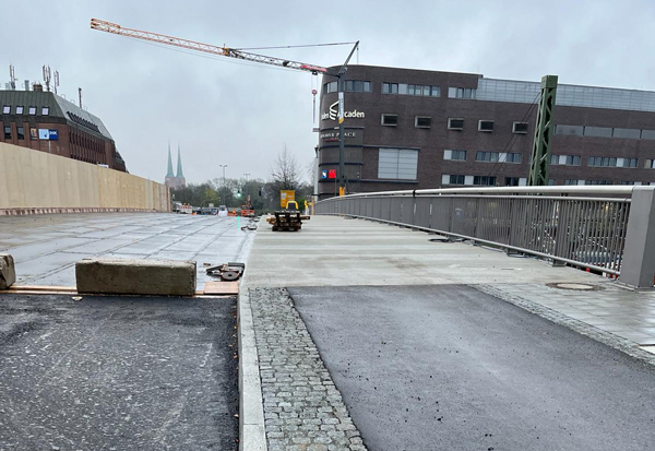 Rund um die Bahnhofsbrücke finden Straßenbauarbeiten statt. Foto: HL