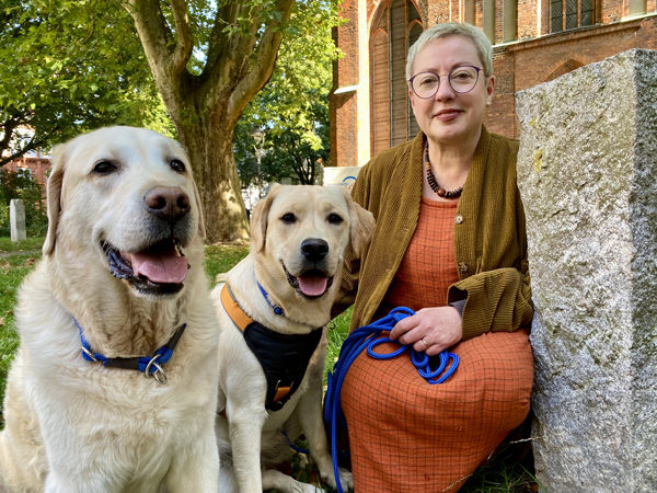 Pröpstin Petra Kallies ist mit ihren beiden Labradoren Cleo und Bailey bei #liveline unterwegs. Foto: Bastian Modrow